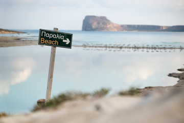 Sign with arrow to the beach