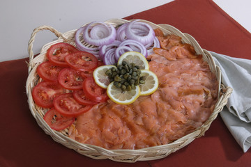 smoked salmon with tomato and onions