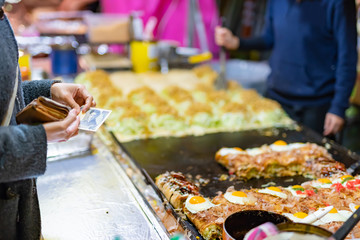 縁日のお好み焼き