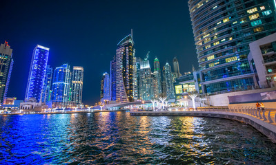 Naklejka premium Panoramę nocy Dubai Marina. Budynki i rzeka, Zjednoczone Emiraty Arabskie