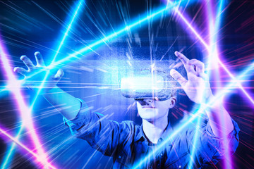 Fototapeta na wymiar Person mit VR Brille in surrealer Umgebung