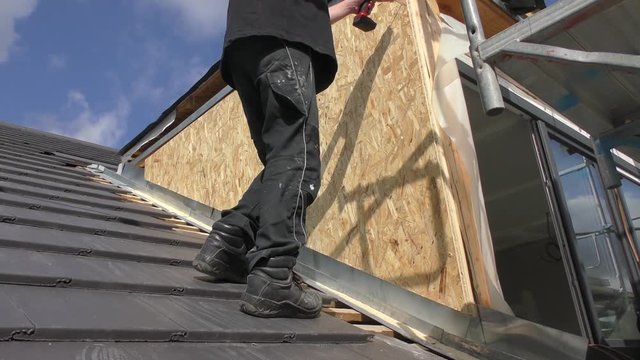 Dachdecker bei Arbeiten an einer neuen Dachgaube