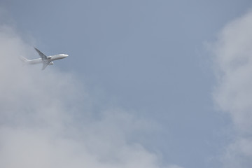 Fototapeta na wymiar 雲と飛行機