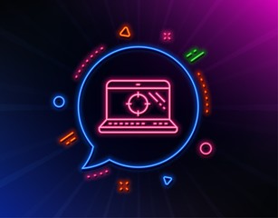 Seo laptop line icon. Neon laser lights. Search engine optimization sign. Aim target symbol. Glow laser speech bubble. Neon lights chat bubble. Banner badge with seo laptop icon. Vector