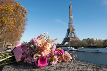 Bouquet de fleurs déposé en Hommage  - Paris