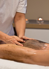 MASSAGGIO AYURVEDA OLIO MANI BENESSERE RELAX