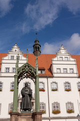 Das historische Rathaus mit Lutherdenkmal in der Lutherstadt Wittenberg, Sachsen-Anhalt
