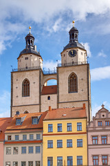 Fototapeta na wymiar Straßenzug mit der Stadtkirche St. Marien in der Lutherstadt Wittenberg, Sachsen-Anhalt