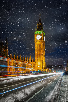 Der beleuchtete Big Ben Turm und Westminster Palast in London im Winter mit Schneefall