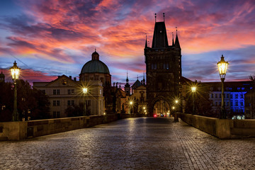 Die Silhouette der Altstadt von Prag bei Sonnenaufgang gesehen von der Karlsbrücke, Tschechiche Republik
