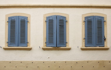 Fototapeta na wymiar Drei alte Fenster mit Fensterläden in Blau, Harmonie, windows, harmony