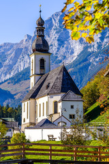 Fototapeta na wymiar famous church in ramsau - austria