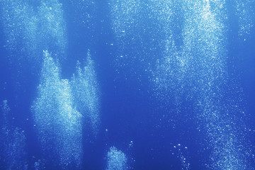 Background. The flow of air bubbles rises in the thickness of the water.