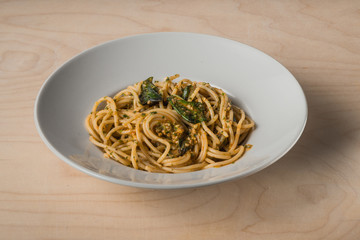 Piatto di spaghetti al pesto