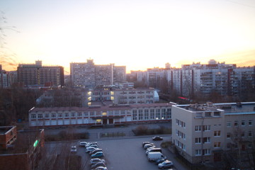 Obraz premium dawn in the fall in the city block