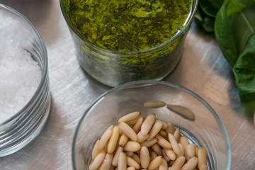 Preparazione di sughi per pasta on ingredienti per pesto