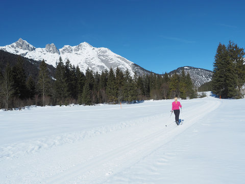 Tirol - Frau beim Langlaufen