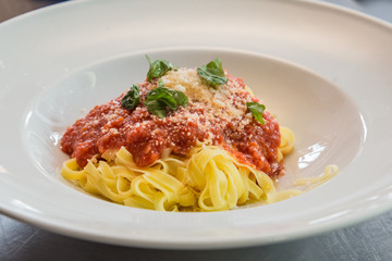 Preparazione tagliatelle al ragù