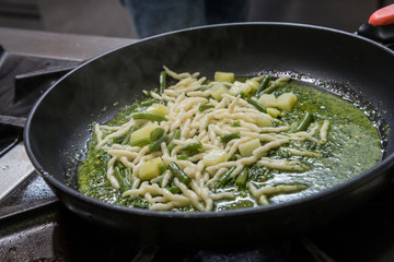 Preparazione piatto trofie al pesto