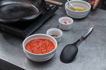 Preparazione spaghetti al ragù