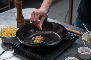 Preparazione spaghetti al ragù