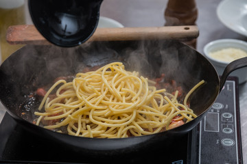Preparazione spaghetti al ragù