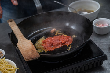 Preparazione spaghetti al ragù