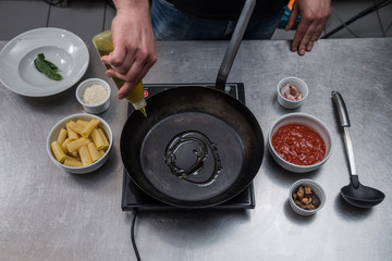Preparazione di rigatoni con melanzane