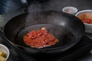 Preparazione di rigatoni con melanzane