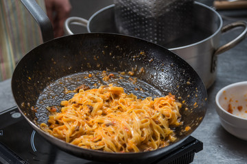 Tagliatelle al ragù saltate in padella