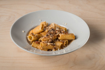 Rigatoni al ragù bolognese nel piatto