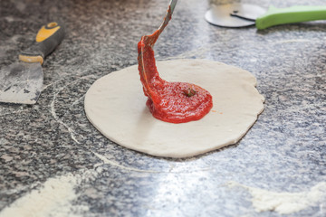 Preparazione pizza margherita