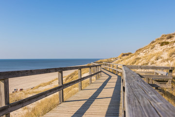Strandtreppen Wanderweg auf der Insel Sylt mit Blick auf den Strand vom Kliff - 305479458
