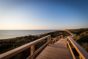 Strandtreppen Wanderweg auf der Insel Sylt mit Blick auf den Strand vom Kliff - 305479605