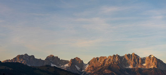 Wilder Kaiser mit etwas Schnee bei Sonnenuntergang Panorama