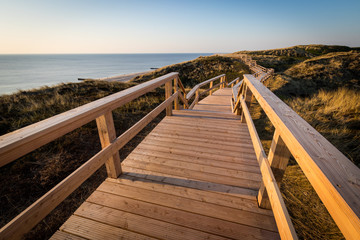 Strandtreppen Wanderweg auf der Insel Sylt mit Blick auf den Strand vom Kliff - obrazy, fototapety, plakaty