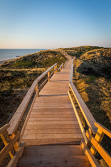 Strandtreppen Wanderweg auf der Insel Sylt mit Blick auf den Strand vom Kliff - 305479862