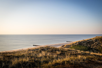 Strandtreppen Wanderweg auf der Insel Sylt mit Blick auf den Strand vom Kliff - 305479897