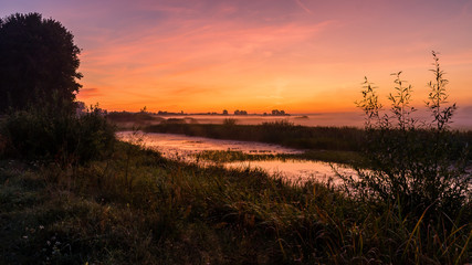 Dolina Górnej Narwi, Poranne mgły nad rzeką Narew, Strabla, Podlasie, Polska © podlaski49