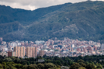 Bogotá, vista del oriente de la ciudad en un día nublado_Colombia