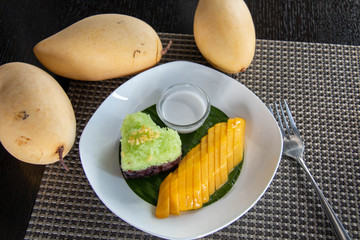  mango  sticky rice on white plate