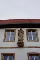 Alte Marienstatue an einem Haus in Hainfeld in der Pfalz