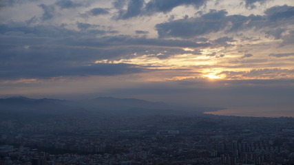 Fototapeta na wymiar Dawn in Barcelona in the spring. View of Barcelona in the morning from the bunker