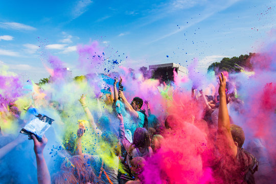 Festiwal Kolor&oacute;w Holi. Indyjskie święto z kolorowym pudrem, Polska