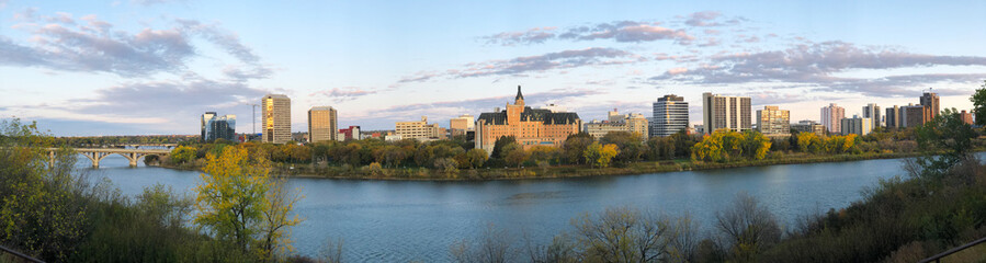 Obraz premium Panorama of Saskatoon, Canada city center over river