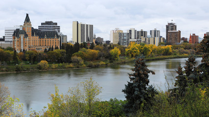 Fototapeta na wymiar View of Saskatoon, Canada cityscape by river