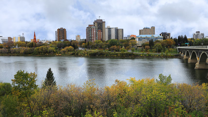 Fototapeta na wymiar View of Saskatoon, Canada cityscape over river