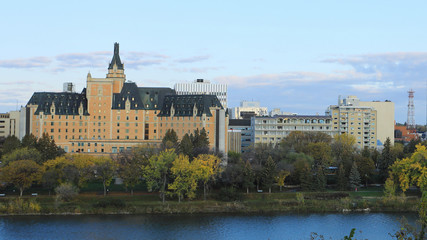 Fototapeta na wymiar Scene of Saskatoon, Canada cityscape by river