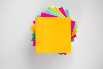 Foglietti adesivi colorati per appunti