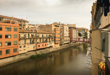 Fototapeta na wymiar Häuser am Fluss in Girona, Spanien